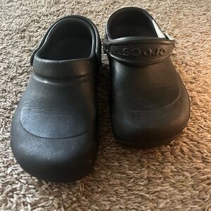 crocs size women size 6. Men size 4. Work non slip shoes